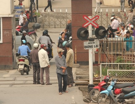 Bên ngoài cổng viện cũng tưng bừng không kém trong viện