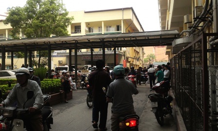 Việc đi lại trong bệnh viện lúc nào cũng đông đúc, nhộn nhạo như đường phố lúc tan tầm