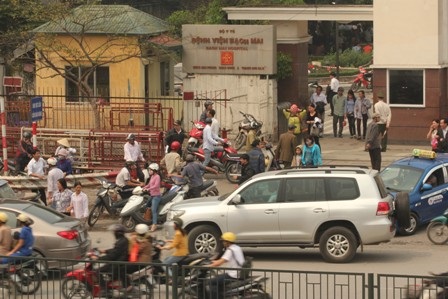 Giao thông bát nháo khiến nơi khám chữa bệnh lúc nào cũng như chợ vỡ