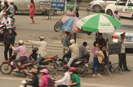 Giao thông bát nháo khiến nơi khám chữa bệnh lúc nào cũng như chợ vỡ