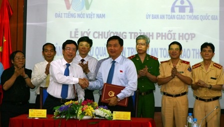 Ủy ban ATGT Quốc gia hợp tác truyền thông với Đài Tiếng nói Việt Nam - 1 Bộ trưởng Đinh La Thăng đánh giá cao hiệu quả thông tin tuyên truyền của báo chí