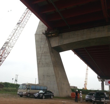 Hà Nội: Hợp long cầu Nhật Tân nối 2 bờ sông Hồng - 4 Trụ cầu Nhật Tân tại khu vực huyện Đông Anh, Hà Nội