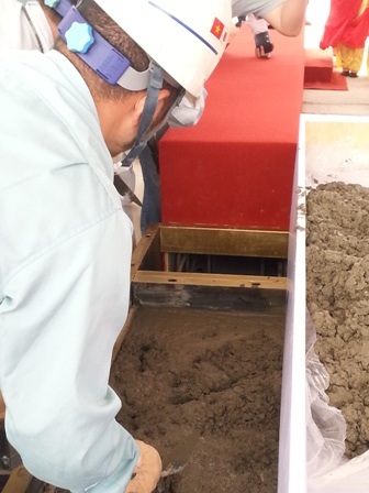 Hà Nội: Hợp long cầu Nhật Tân nối 2 bờ sông Hồng - 2 Đốt cuối cùng của cầu Nhật Tân đã được hợp long sáng 15/4