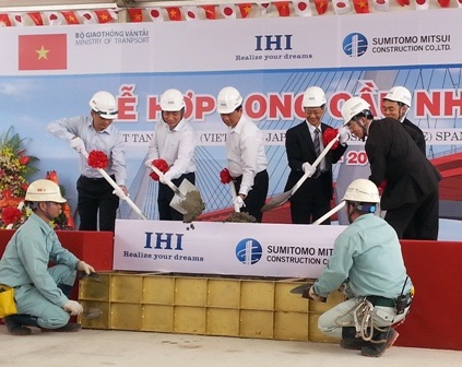 Hà Nội: Hợp long cầu Nhật Tân nối 2 bờ sông Hồng - 1 Bộ trưởng Đinh La Thăng cùng thành viên lãnh đạo Bộ Giao thông Vận tải,