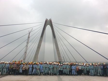 Hà Nội: Hợp long cầu Nhật Tân nối 2 bờ sông Hồng - 11 Đội ngũ kỹ sư làm việc trên công trường cầu Nhật Tân đã có những tháng ngày làm