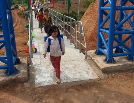 Nơi qua suối bằng túi nilon: “Có cầu mới rồi, mừng cái bụng lắm!” - 6 Cầu được làm chắc chắn bằng thép.