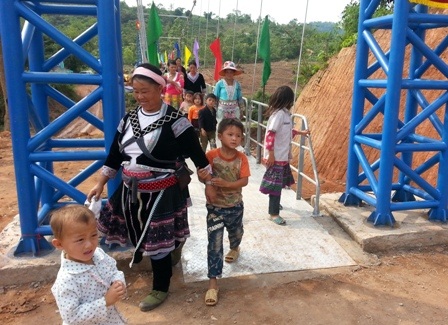 Nơi qua suối bằng túi nilon: “Có cầu mới rồi, mừng cái bụng lắm!” - 5 Cầu được làm chắc chắn bằng thép.
