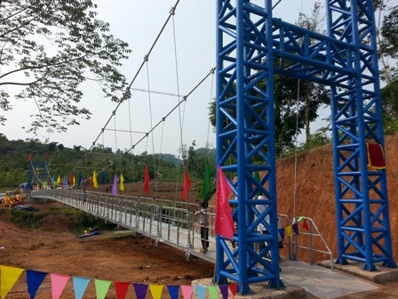 Nơi qua suối bằng túi nilon: “Có cầu mới rồi, mừng cái bụng lắm!” - 2 Người dân bản Sam Lang trong buổi khánh thành cầu treo