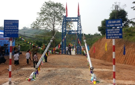 Nơi qua suối bằng túi nilon: “Có cầu mới rồi, mừng cái bụng lắm!” - 3 Ở 2 đầu cầu có biển hướng dẫn bà con đi lại, chữ được viết bằng ngôn ngữ phổ thông và dân tộc