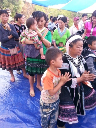 Nơi qua suối bằng túi nilon: “Có cầu mới rồi, mừng cái bụng lắm!” - 1 Người dân bản Sam Lang trong buổi khánh thành cầu treo