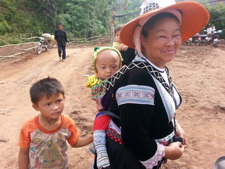 Nơi qua suối bằng túi nilon: “Có cầu mới rồi, mừng cái bụng lắm!” - 8 Mừng cái bụng lắm!