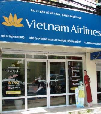 Đại lý Vietnam Airlines “quyết” phụ thu vé, hành khách bị thiệt hay được lợi? - 2 Một đại lý vé máy bay của Vietnam Airlines trên đường Trần Hưng Đạo - Hà Nội