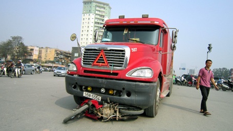 “Siết” tải trọng xe, tai nạn giao thông giảm cả 3 tiêu chí - 1 TNGT giảm sâu cả 3 tiêu chí trong 5 tháng đầu năm 2014