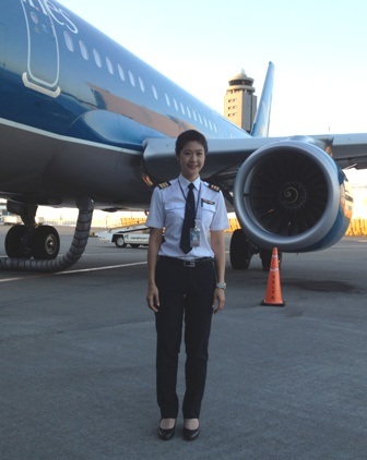 Đông Phương hiện đang là cơ phó lái máy bay Airbus 321 của Vietnam Airlines