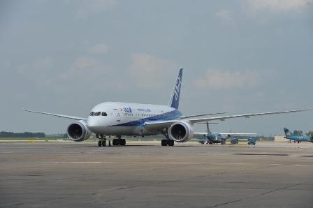 Siêu máy bay Boeing 787 tại sân bay quốc tế Nội Bài hôm 1/6