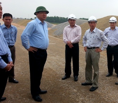 Bộ trưởng Đinh La Thăng trong một lần đi kiểm tra Dự án Quốc lộ 3 mới