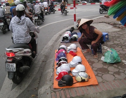 Hà Nội: Mũ bảo hiểm “rởm” tràn ngập trên phố - 2 MBH rởm bàn bán công khai phố
