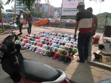 Hà Nội: Mũ bảo hiểm “rởm” tràn ngập trên phố - 4 MBH rởm bàn bán công khai phố
