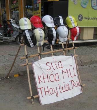 Hà Nội: Mũ bảo hiểm “rởm” tràn ngập trên phố - 5 MBH rởm bàn bán công khai phố