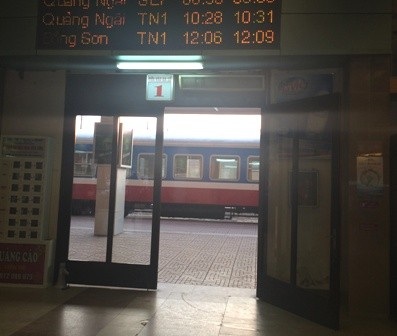 Cửa ra vào đón/tiễn hành khách đi tàu tại ga Hà Nội