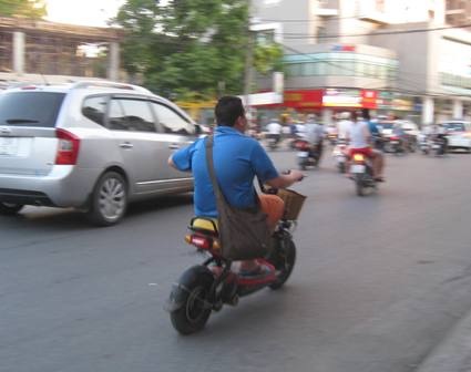 Xe máy điện - nguy hiểm vì không tiếng nổ, không “xi nhan” - 1 Học sinh sinh viên là đối tượng sử dụng xe máy điện nhiều nhất (ảnh: Quốc Phong)