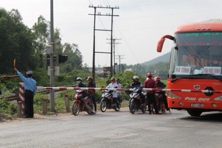 Một điểm giao cắt giữa đường sắt và đường bộ có rào chắn (ảnh minh họa)