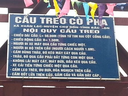 Dân bản Cò Pha vui mừng có cầu treo qua suối! - 4 Bà con dân bản Cò Pha ai cũng vui mừng khi ước mơ về cây cầu qua suối đã thành hiện thực