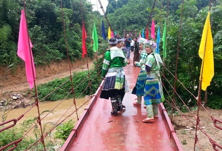 Dân bản Cò Pha vui mừng có cầu treo qua suối! - 3 Bà con dân bản Cò Pha ai cũng vui mừng khi ước mơ về cây cầu qua suối đã thành hiện thực