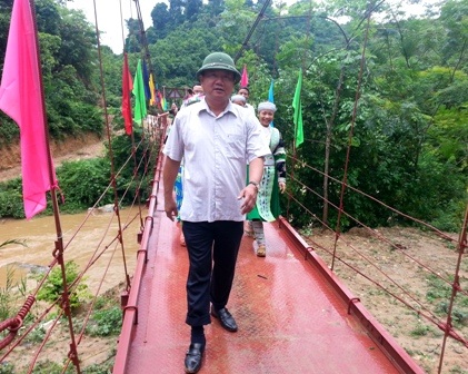 Dân bản Cò Pha vui mừng có cầu treo qua suối! - 2 Bộ trưởng GTVT Đinh La Thăng cùng bà con dân tộc bản Cò Pha bước đi trên cầu mới