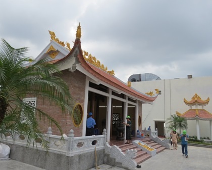 Hé lộ sự thật bên trong chung cư dát vàng ở Hà Nội - 3 Bà Trần Thị Bích Vân - khách hàng đầu tiên nhận bàn giao căn hộ tại tầng 26