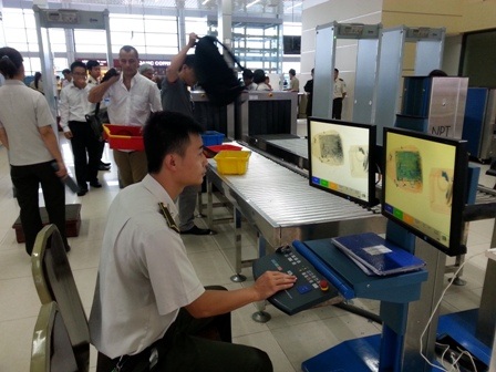 “Thượng đế” cũng góp phần làm chậm, hủy chuyến bay - 3 Kiểm tra an ninh tại sân bay quốc tế Nội Bài