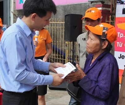 Đi máy bay bằng vé giá... 0 đồng - 2 Đại diện Jetstar Pacific tặng vé 0 đồng cho cụ Nguyễn Thị Bảng (84 tuổi) ở Thanh Hóa