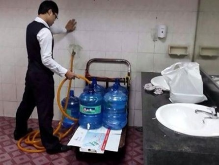 Lấy nước trong nhà vệ sinh sân bay cho vào bình nước uống: Chỉ để lau rửa? - 1 Lấy nước trong nhà vệ sinh sân bay cho vào bình nước uống: Chỉ để lau rửa