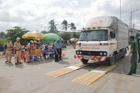 Việc siết tải trọng xe còn nhiều bất cập khiến các doanh nghiệp làm ăn chân chính bức xúc