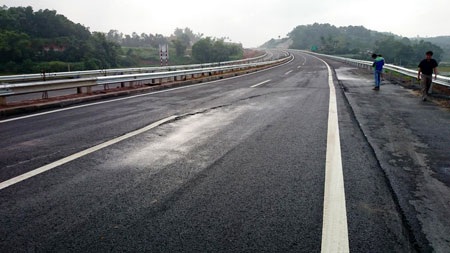 Cao tốc dài nhất Việt Nam vừa thông xe đã… lún - 1 Vị trí bị lún hình vòng cung trên cao tốc Nội Bài - Lào Cai