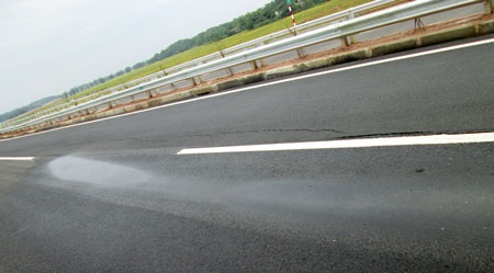 Cao tốc dài nhất Việt Nam vừa thông xe đã… lún - 4 Hiện tượng lún mặt đường cao tốc xảy ra tại vị trí có nền đất yếu và đang theo dõi chờ bù lún