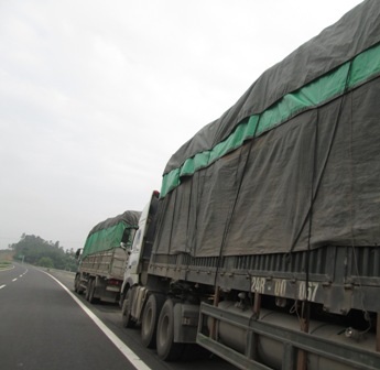 Xe quá tải có thể bị phạt tới 100 triệu đồng? - 1 Mức xử phạt xe quá tải kiến nghị tăng tới 100 triệu đồng