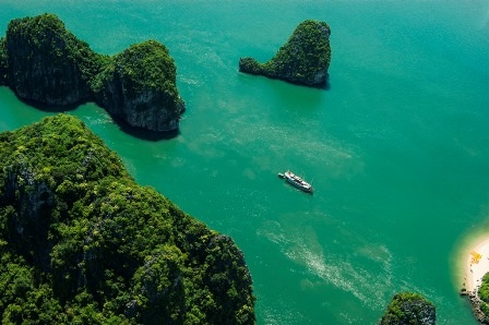 Vịnh Hạ Long đẹp mê hồn nhìn từ trên thủy phi cơ Hải Âu (ảnh: Hải Âu)