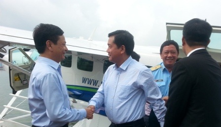 Bộ trưởng Đinh La Thăng đáp chuyến bay thủy phi cơ từ Nội Bài (Hà Nội) tới Tuần Châu - Hạ Long