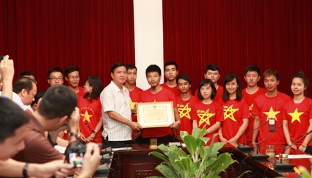 Vụ tai nạn thảm khốc và những người trẻ xuống vực cứu người - 7 Bộ trưởng GTVT Đinh La Thăng trao giấy khen và tiền thưởng cho nhóm phượt Phong Vân
