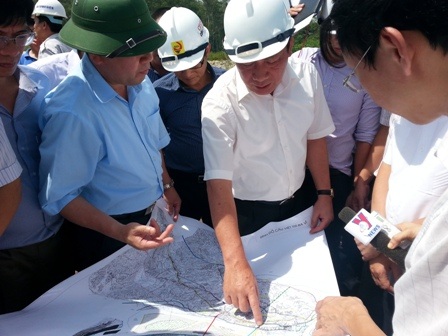 Thứ trưởng Bộ GTVT Nguyễn Hồng Trường (áo trắng) trên công trường kiểm tra dự án