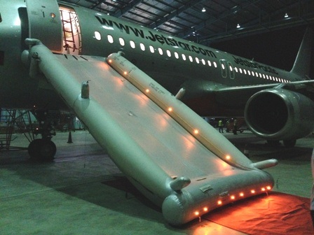 Diễn tập thoát hiểm máy bay khẩn nguy tại Việt Nam - 1 Máng trượt thoát hiểm được bung ra để hành khách nhảy thoát hiểm từ máy bay