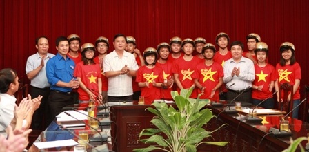 Khen thưởng nhóm “phượt” cứu nạn vụ tai nạn thảm khốc - 3 Bộ trưởng GTVT Đinh La Thăng trao giấy khen và tiền thưởng cho nhóm phượt Phong Vân