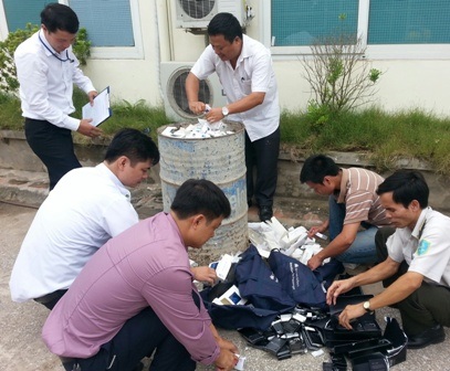 Đình bay tiếp viên trưởng Vietnam Airlines mua “hộ” 38 cây thuốc lá - 3 Cảng vụ Hàng không miền Bắc tiến hành tiêu hủy số thuốc lá buôn lậu sáng 28/8