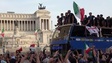 Choáng ngợp với cảnh biển người ăn mừng trong lễ diễu hành của tuyển Italia