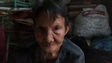 Cụ Nguyễn Thị Bé năm nay đã 72 tuổi nhưng vẫn đi nhặt ve chai lo cho con chạy thận