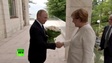 Bó hoa gây tranh cãi của Tổng thống Putin tặng Thủ tướng Đức
