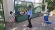 Bác bảo vệ bắt tay học sinh ở Trường tiểu học Lê Lợi, Hà Nội.