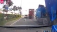 Va chạm giao thông vì hai xe container tạt đầu nhau