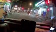 Dù đã bật đèn xi-nhan từ lúc chờ đèn đỏ, ô tô vẫn bị xe SH va phải, và còn bị người đi xe SH tung chân đạp bể đèn xe